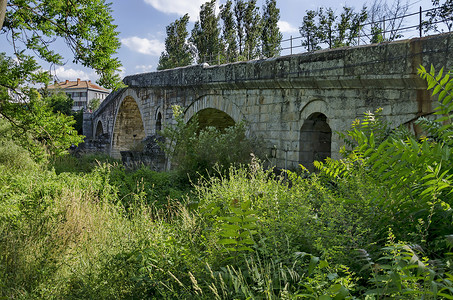 中世纪一百米长的石 Kadin 桥建在 Struma 河上