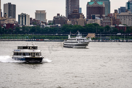 曼哈顿前东河上的游船，一艘东河渡轮在哈德逊河上航行
