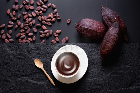 热巧克力和可可豆荚切开，在深色标签上露出可可种子