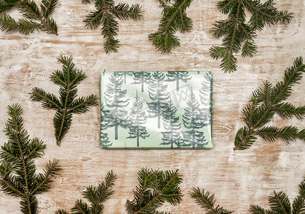 木制背景上用节日圣诞纸包裹的礼物