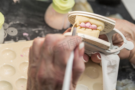 牙科技师将烤瓷应用于 3D 打印的种植体模具