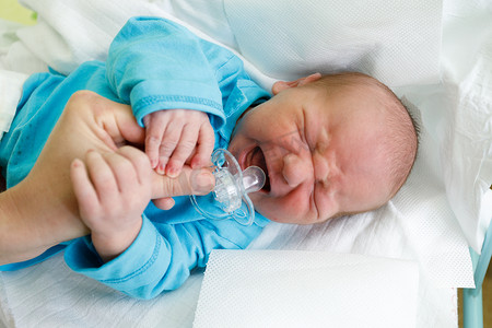 在医院哭的新生儿婴儿
