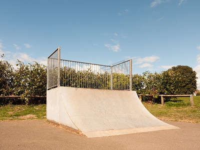 Coun 滑板公园的一个空的和未使用的坡道半管