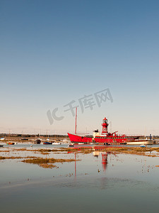 大红色救生艇停泊在托尔斯伯里河口晴天