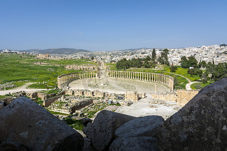 地标摄影照片_Gerasa 的希腊罗马遗址和杰拉什的现代城市在背景中。