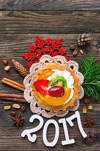 圣诞节和 2017 年新年背景与水果馅饼和装饰品-雪花、钩针餐巾、松果。
