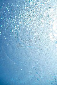出水素果摄影照片_游泳池水中的气泡