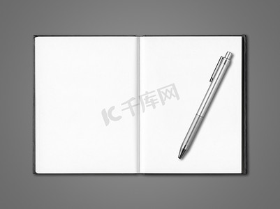 钢笔样机摄影照片_空白打开笔记本和钢笔隔离在深灰色