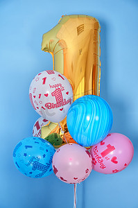 生日贺卡金色气球摄影照片_第一个生日气球和金色数字一 1