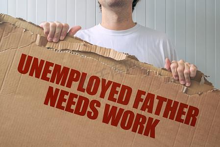 失业的父亲需要工作，男人拿着横幅