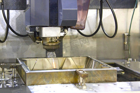 数控线切割机用于金属的细长切割。