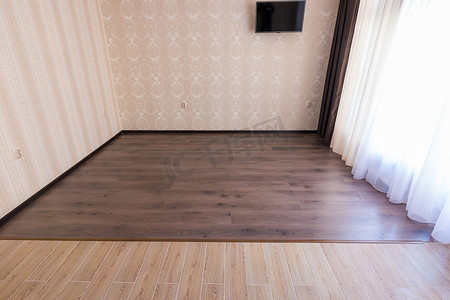 在室内分区地板，瓷砖顺利进入客厅层压板