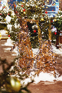 圣诞和新年背景与冷杉树和明亮的装饰兔子-户外装饰由柳树枝制成，带有灯泡花环。