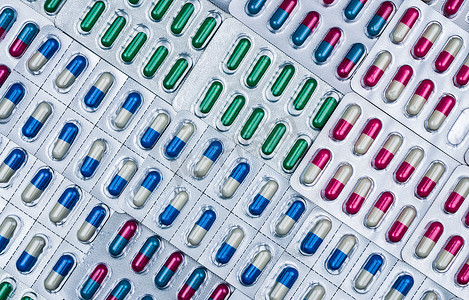 抗菌药物摄影照片_五颜六色的抗菌胶囊药丸的全框架。