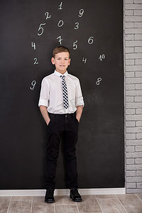 穿着谷歌白衬衫领带的英俊男生站在课桌旁，头上有数字。