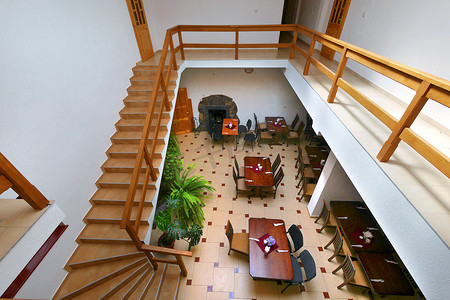 宴会厅摄影照片_从上面看宴会厅，从楼梯上看有桌椅，有向下的木栏杆