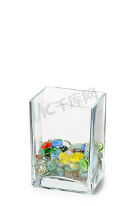 玻璃珠摄影照片_装满玻璃珠的平行六面体水晶花瓶