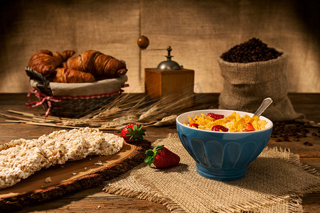 欧式大理石柱摄影照片_欧陆式早餐，杯子里有玉米片和草莓