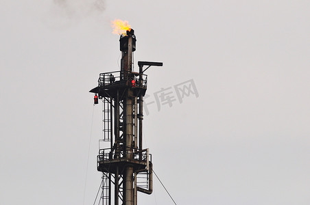 汽油燃烧摄影照片_在炼油厂燃烧的火炬