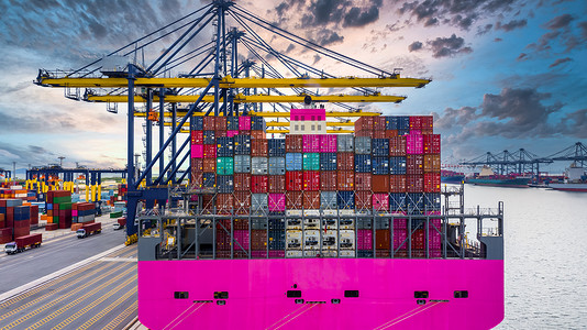 海港码头集装箱货物货运，集装箱车
