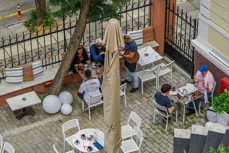 塞萨洛尼基摄影照片_希腊塞萨洛尼基 酒吧在夏季的第一天营业。