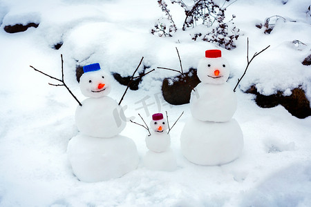 快乐的雪人家庭为冬天和第一场雪的到来而欢欣鼓舞