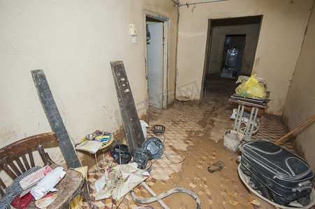 洪水灾害后非洲贫穷房屋的内部