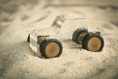 沙子中的透明甲基丙烯酸酯玩具车