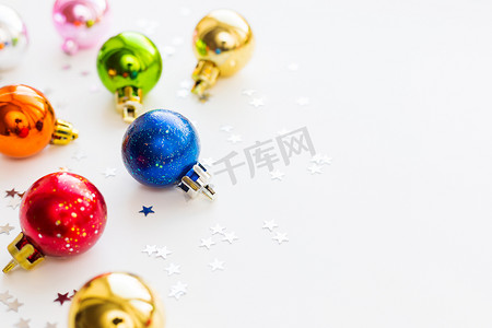 新年蓝色红色摄影照片_圣诞节和新年背景与圣诞树的五颜六色的装饰球。