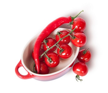 西红柿番茄摄影照片_平底锅顶视图中的樱桃西红柿和辣椒