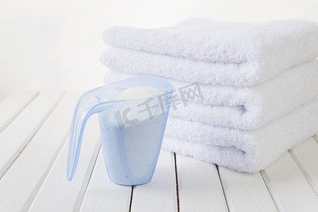 量杯中的浴巾和洗衣粉