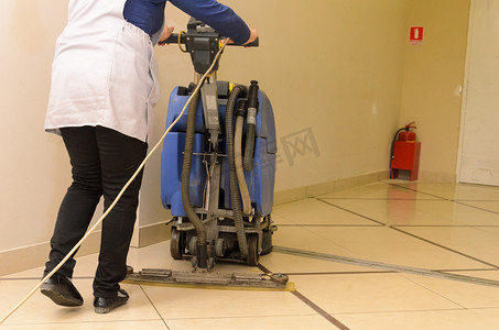 洗衣工厂摄影照片_带洗衣机的地板护理和清洁服务