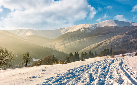 农村大山风景摄影照片_农村地区上方的雪山山脊