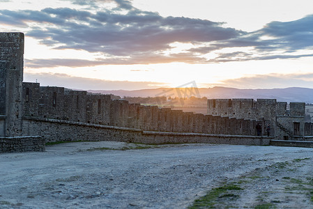 微尔摄影照片_在微明的卡尔卡松的中世纪城堡。