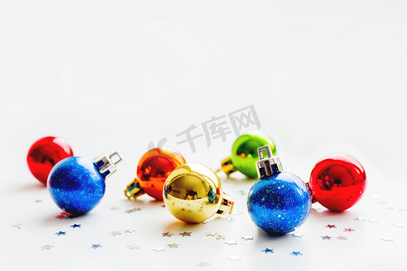 圣诞节和新年背景与五颜六色的装饰球