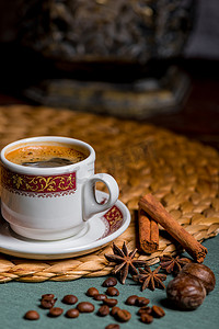 一杯漂亮的咖啡、茴香和肉桂的垂直图片