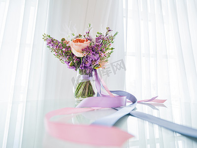 蓝色花束摄影照片_与牡丹玫瑰、洋桔梗和其他花的新娘花束，婚礼的传统花卉构成。