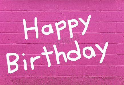 生日快乐背景粉色摄影照片_粉红色砖墙上的生日快乐