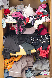 衣柜里一堆不小心散落的衣服