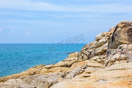 苏梅岛的岩石海岸线和大海