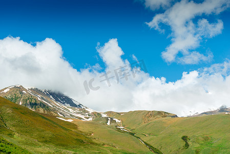 6 月，格鲁吉亚高加索地区，青山白雪覆盖
