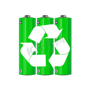 电池回收标志摄影照片_有回收标志的绿色碱性 AA 电池