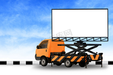 迎新春横幅摄影照片_汽车橙色卡车 LED 面板上的广告牌空白，用于在背景天空上隔离的标志广告、大横幅和路边广告牌，用于大广告