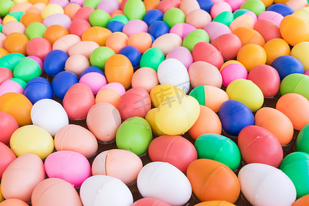 兔子圆摄影照片_彩色塑料蛋玩具