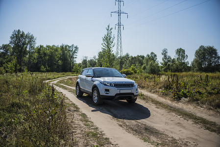 夏季汽车路虎揽胜 俄罗斯萨马拉地区夏季风景中的晴朗天气。 