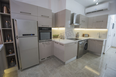 白色的现代厨房摄影照片_豪华公寓的现代厨房