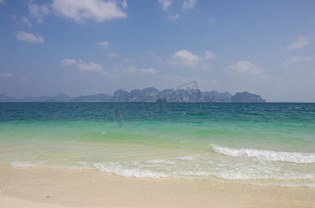 从 Krabi Pr 的 Poda 岛海滩看悬崖 Railay 海滩