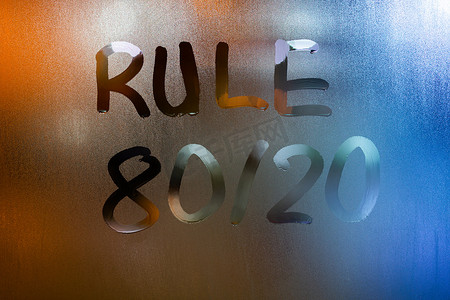 短语规则 80 乘 20-帕累托原则-手写在经典的蓝色夜湿窗玻璃上，有选择的焦点