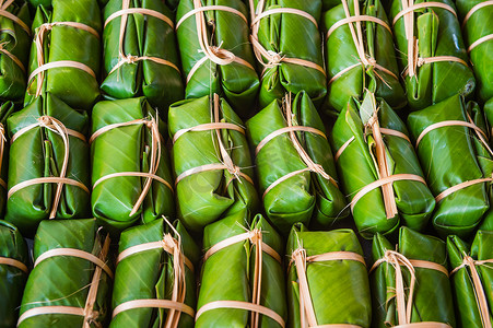 Khao Tom Mad 的绿色背景，泰国文化的甜点