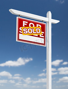 房地产蓝色广告摄影照片_左面临出售出售房地产标志在蓝天与 Cl